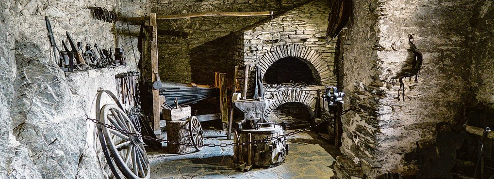 Schmiedehandwerk hinter dicken Mauern: In der historischen Schmiede der Marksburg wird mittelalterliches Alltagsleben eindrucksvoll erlebbar. Foto: Manfred Grandis-stock.adobe.com