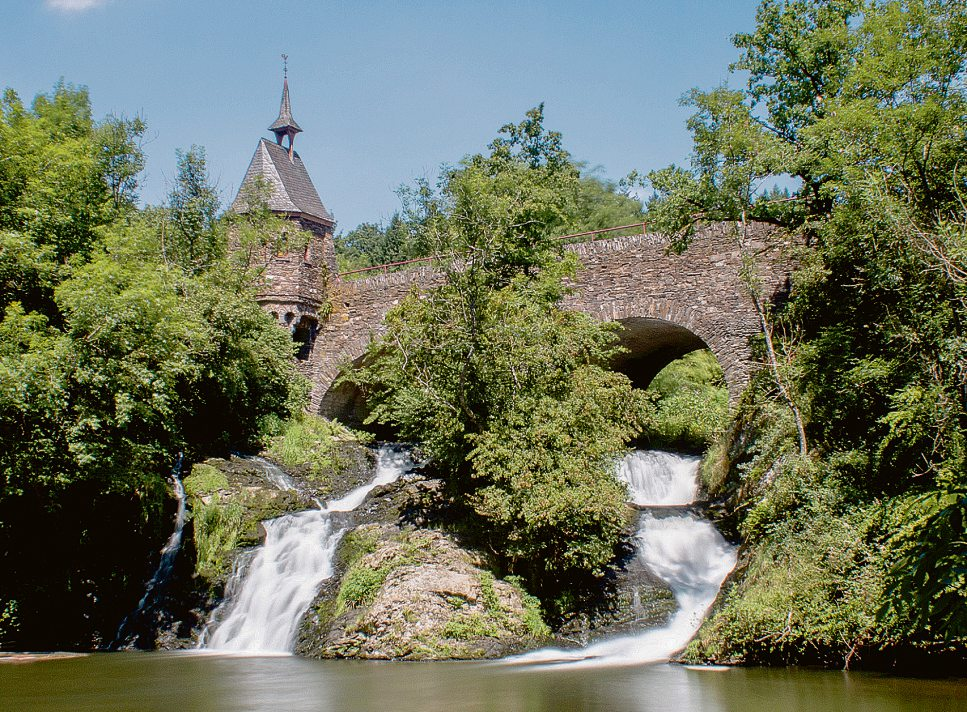 Romantik pur: Gleich zu Beginn der Wanderung empfängt die Pyrmonter Mühle mit ihrem rauschenden Wasserfall und der alten Steinbrücke - ein Ort wie aus dem Bilderbuch. Foto:oldpixel-stock.adobe.com