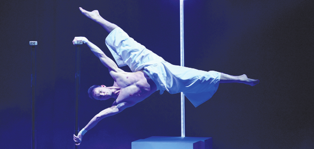 Danilo Marder beeindruckt mit fließender Eleganz und atemberaubender Körperkontrolle in der Handstandakrobatik. Foto: GOP Varieté-Theater Bonn