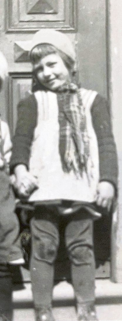 Gisela Günster (geb. Nick), 5 Jahre alt.