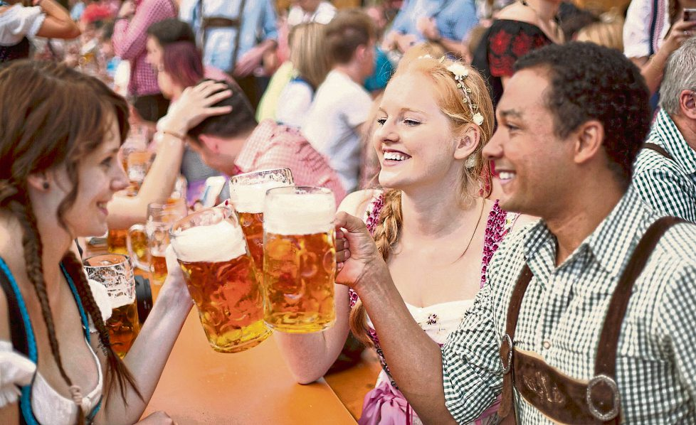 Dirndl, Lederhosen und gute Laune: Beim Oktoberfest in Montabaur wird zünftig gefeiert und ausgelassen angestoßen. Foto: tiagozr-stock.adobe.com