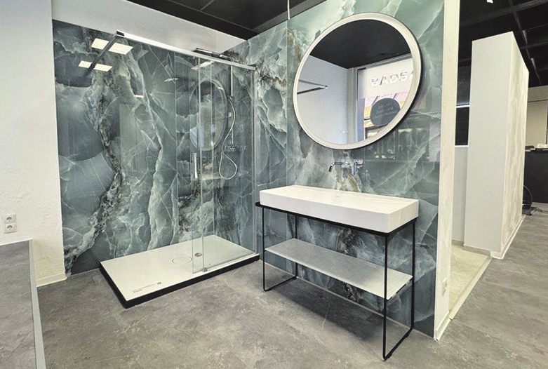 Exklusive Dusche mit fugenloser Wandverkleidung in Marmoroptik und Design-Waschtisch.