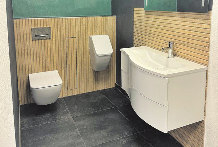 Moderne WC-Lösung mit Holzoptik-Boden, fugenloser Wandgestaltung und Dusch-WC.