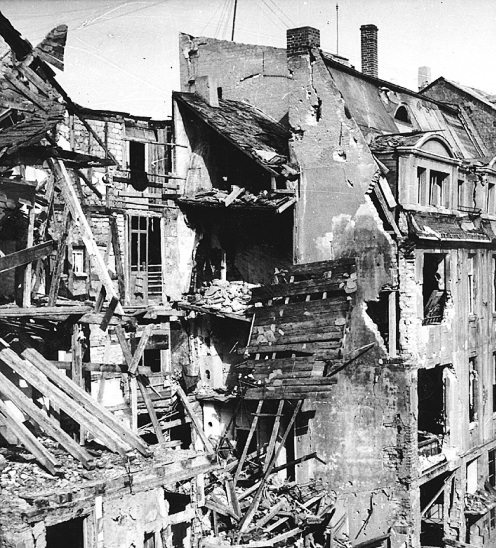 Die ausgebombte Jesuitengasse steht beispielhaft für die Zerstörungen in Koblenz.