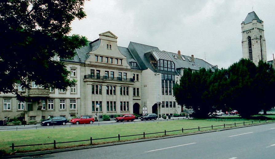 Häuserzeile Friedrich-Ebert-Ring 31 (links) und 33 im Jahr 1996. Das HwK-Verwaltungsbäude wurde 1983 an seiner rechten Flanke um den Neubau der Akademie ergänzt. Für die gelungene Kombination aus historischem Altbau und stimmiger Ergänzung um einen Neubau erhält die HwK den Bundespreis„Industrie und Handwerk im Städtebau“.