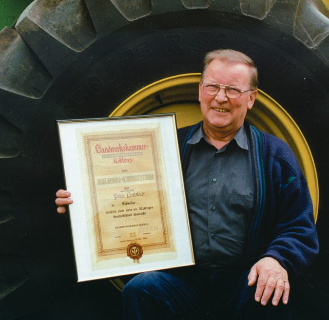 Schmiedemeister Erwin Christian mit einer Ehrenurkunde seines Großvaters.