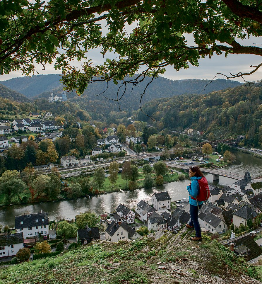 Blick auf Obernhof an der Lahn mit dem Kloster Arnstein im Hintergrund. Foto: Photo-Herzmann