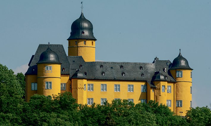 Das barocke Schloss ist das Wahrzeichen der Stadt Montabaur im Westerwald. Urkundlich wurde seine Existenz erstmals im Jahr 959 erwähnt.