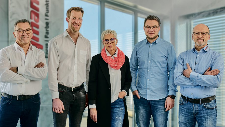 Zahlreiche Bilder wie oben von Helmut Heymann mit dem ersten Gesellen finden sich im Jubiläumsbuch auf der Unternehmenswebsite. Foto: Picture Colada GmbH