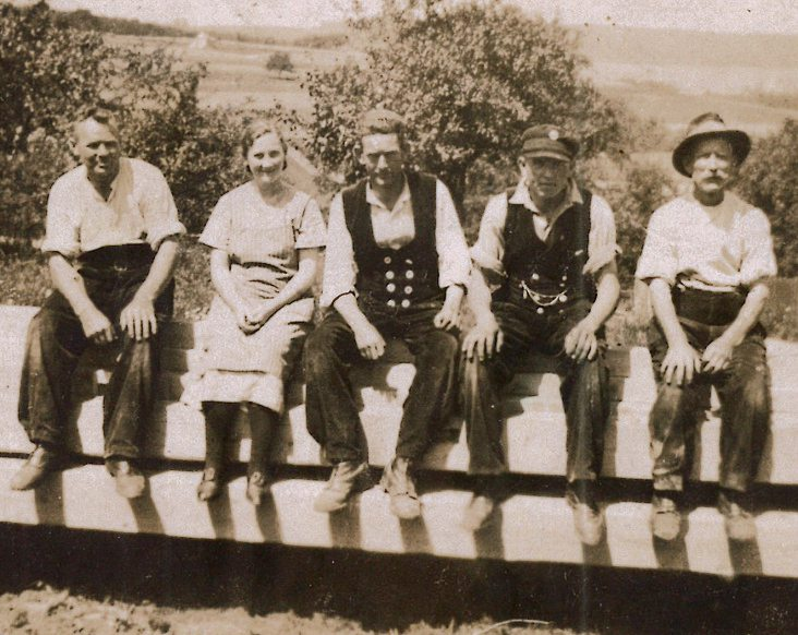 1946 traten die beiden Zimmerermeister Friedrich und sein Sohn Adolf Loth in Aktion: Mit ihrer Fachkompetenz und Entschlossenheit sorgten sie für den erfolgreichen Wiederaufbau des Betriebs. Foto: Familie Loth