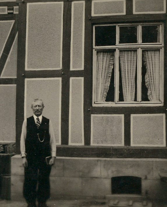 Zimmerermeister Friedrich Loth gründete im Jahr 1900 ein Sägewerk und eine Zimmerei. Er spezialisierte sich auf den Bau von Dachstühlen und Fachwerkhäusern, die als Vorläufer des modernen Holzbaus gelten. Foto: Familie Loth