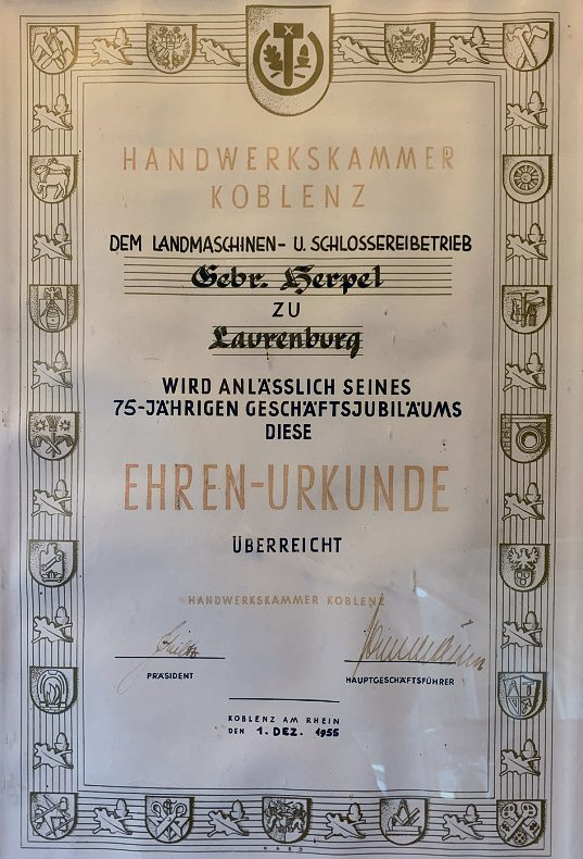 Ehrenurkunde der Handwerkskammer zum 75-jährigen Bestehen der Firma im Jahr 1955.