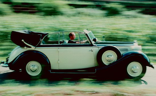 Michael Müller in einem Fahrzeug seines Ur-Großvaters August Horch (2003).