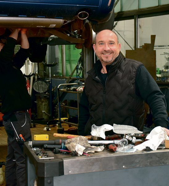 Der Kfz-Mechanikermeister Michael Müller in seiner Winninger Werkstatt (2024).