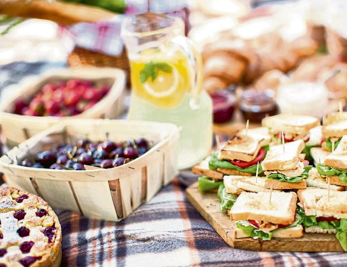 Kleine Häppchen, frisches Obst und kühle Getränke gehören zum Picknick dazu. Foto: Tsyb Oleh - stock.adobe.com