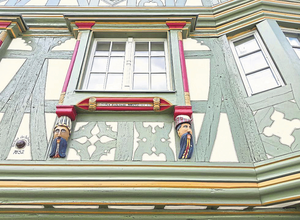 Unterhalb der Fensterbank hat Bauherr Klaus Endemann „Fam. Endemann MMXXV AD“ schreiben lassen, was auf den Abschluss der Renovierung im Jahre des Herrn 2025 hinweist.
