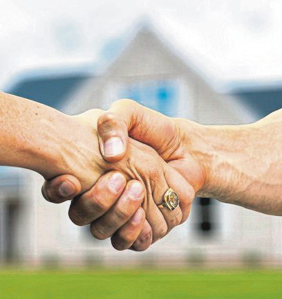 Ein Handschlag vor dem Eigenheim: Das neue KIP-Portal bringt Anbieter und Suchende zusammen. Foto: Geralt - Pixabay