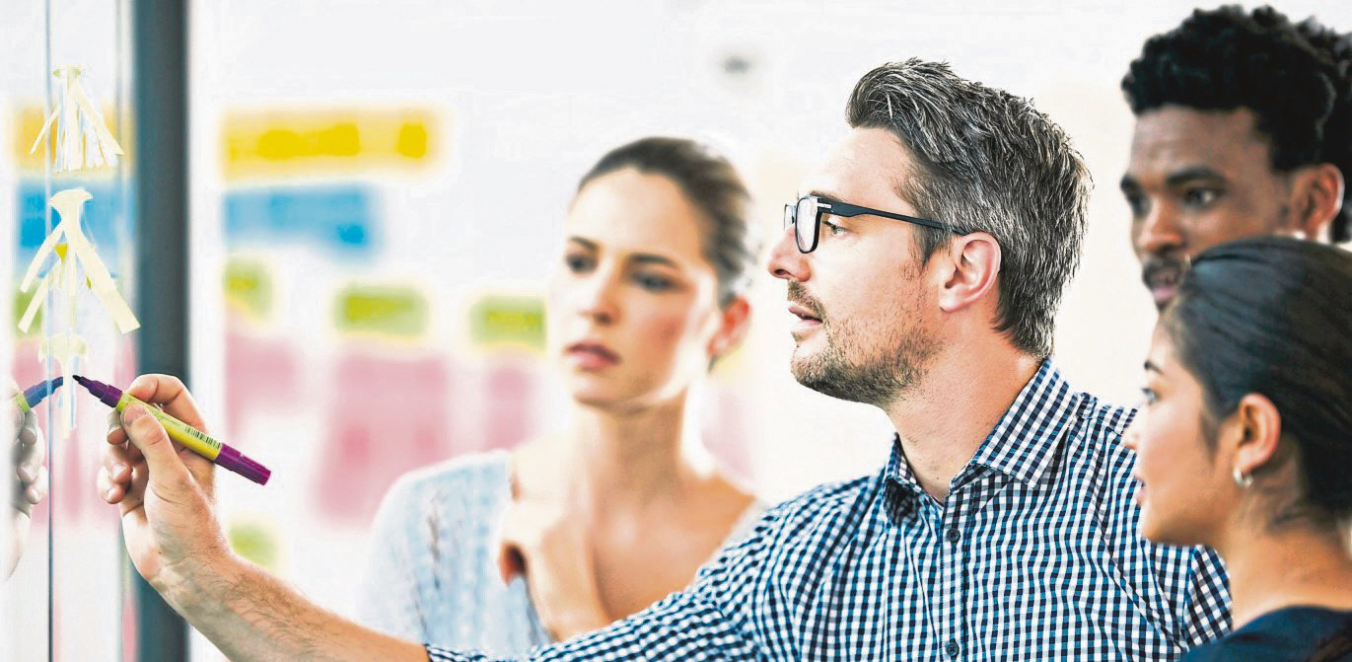 Nachhaltigkeit beginnt im Team: Neue Ideen entstehen dort, wo Mitarbeitende aktiv mitgestalten dürfen. Foto: Y.A./peopleimages.com - stock.adobe.com