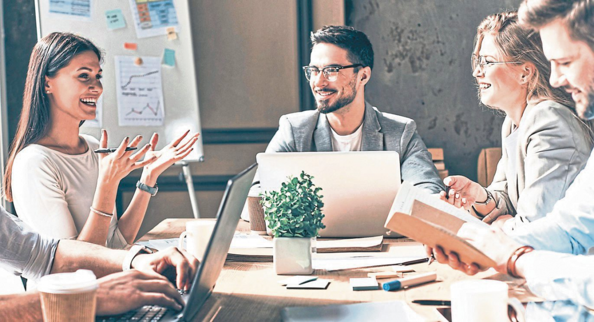 Resilienz entsteht im Team: Wer offen kommuniziert, gemeinsam plant und flexibel denkt, ist für Krisen besser gewappnet. Foto: gstockstudio stock.adobe.com