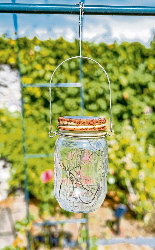 Rustikales Windlicht: Ein Marmeladenglas wird zum Hingucker. Foto: Esta Webster stock.adobe.com