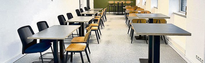 Installationsbeispiel: Ein Bürogebäude aus den 60ern wurde auf Wärmepumpe und Sokotherm umgerüstet. Mehr als 400 Meter Sockelheizung wurden in drei Wochen während des regulären Bürobetriebs verlegt. In der Folge wurde der Energieverbrauch und CO₂-Ausstoß um 70% gesenkt. Foto: Sokotherm