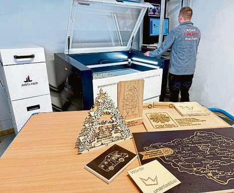 Marius Volk bei der Arbeit am neuen Lasergravierer in den Caritas-Werkstätten Westerwald-Rhein-Lahn in Montabaur. Auch Beschäftigte werden in den Gravurprozess eingebunden. Foto: Holger Pöritzsch/Caritasverband Westerwald-Rhein-Lahn