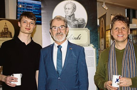 Rolf Müller mit Schüler und Lehrer des Musikgymnasiums Montabaur.
