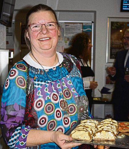 Christiane Arndt (DFG) mit finnischen Leckereien.