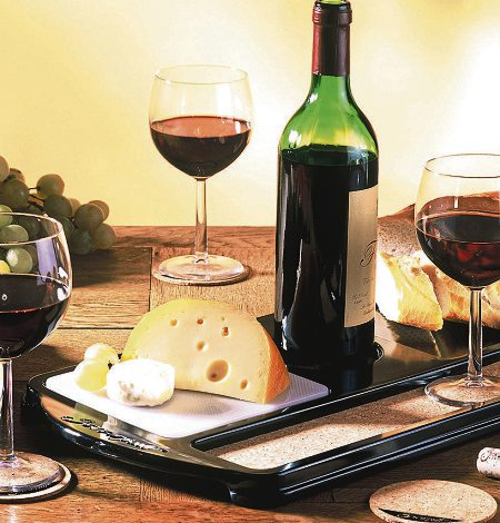 Käse mit Baguette und Rotwein Foto: Peter Pleischl, Pixelio