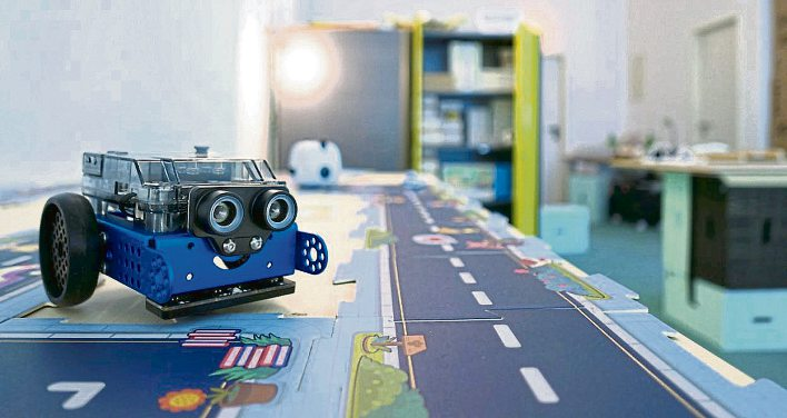 Die Programme des MakerSpace verbinden hochwertige MINT-Bildung mit moderner Kinder-betreuung - etwa mit dem Roboter mBot.