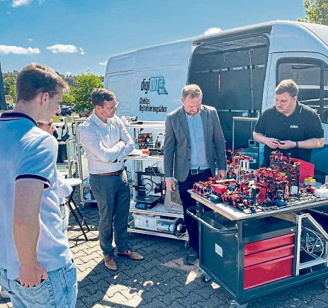 Digitalisierung zum Anfassen: Der DigiTruck machte Station bei der Firma Capricorn am Nürburgring und stieß bei Mitarbeitenden und Führungskräften auf großes Interesse. Fotos: WFG am Mittelrhein
