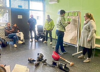 Beim MINT-Tag dürfen Jugendliche selbst Hand anlegen und Fragen stellen - hier bei einer Station rund um Medizintechnik. Foto: WFG am Mittelrhein