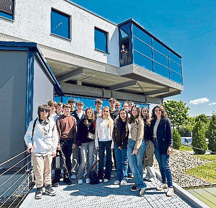 Schülergruppe bei einem Unternehmensbesuch im Rahmen der MINT-Tage der WFG am Mittelrhein - Praxis trifft Berufsorientierung. Foto: WFG am Mittelrhein