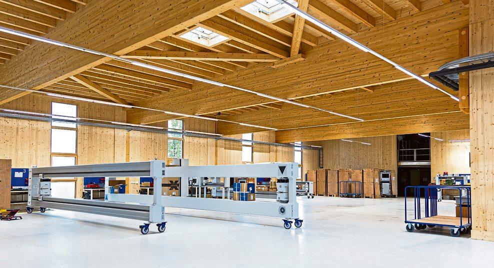 Das Bild zeigt die 1.200 m² große Test- und Produktionsstätte von SCANTECH. Hier werden Messrahmen inklusive Sensorik für unsere Kunden in Deutschland und ganz Europa montiert und geprüft. Unsere Kunden setzen das SCANTECH-Messsystem zur Qualitätskontrolle und Prozessregelung in der Produktion ein beispielsweise bei der Herstellung von Verpackungsfolien für die Lebensmittel- oder Bauindustrie.