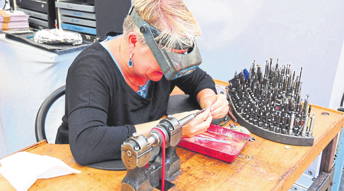 Technisches Feingefühl trifft auf handwerkliche Sorgfalt: Aus nächster Nähe lässt sich die Entstehung kunstvoller Objekte beobachten.