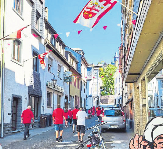 Beim traditionellen Schmücktermin in der Altstadt werden die Fahnen in Stellung gebracht. Foto: Anja Bogott