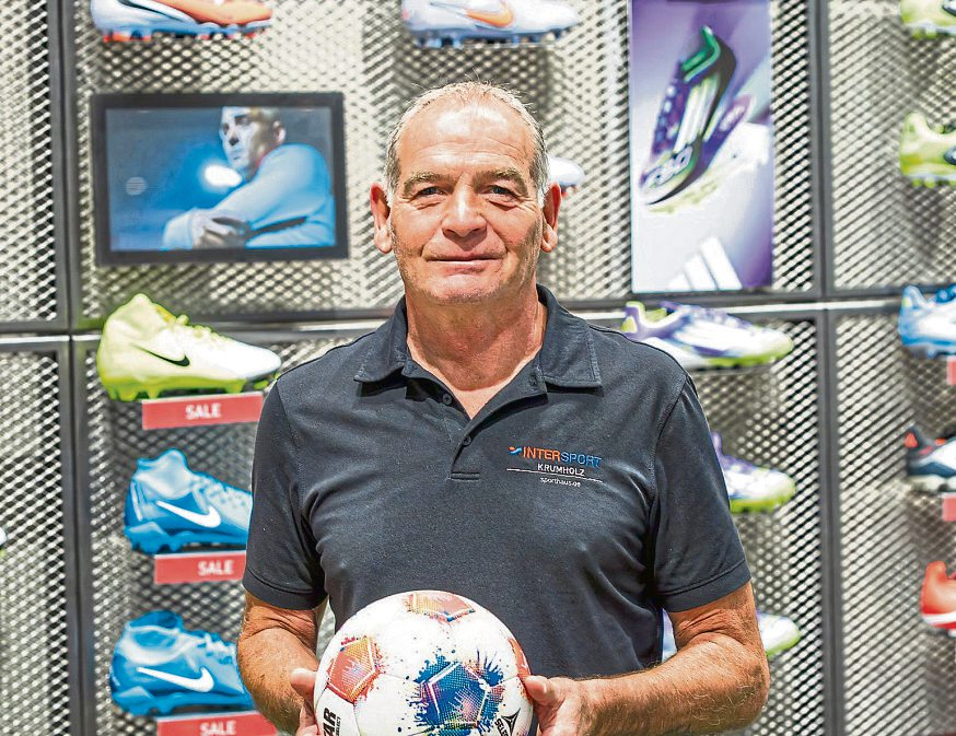 Kundenberater Erich Schlich ist Ansprechpartner für Teamsport bei Intersport Krumholz. Das Sortiment reicht von aktuellen Fußballschuh-Modellen über Trikots deutscher und internationaler Vereine bis hin zu passendem Zubehör - Beratung inklusive.