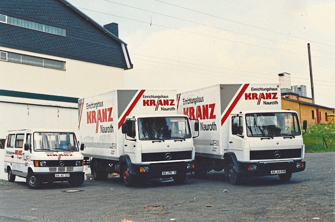 Ein markanter Teil der Geschichte des Einrichtungshauses Kranz war sein alter Fuhrpark. Über viele Jahre und auch heute sind sie fester Bestandteil und transportieren Möbel, Küchen, Wohnaccessoires und Sonderbestellungen zu Kundinnen und Kunden in der Region und darüber hinaus.