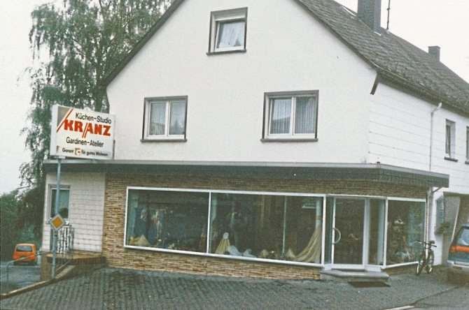 1955 eröffneten Peter und Resi Kranz das Einrichtungshaus Kranz in Nauroth. Die ursprünglichen Räumlichkeiten reichten jedoch nicht aus, da das ursprüngliche Sortiment schnell anwuchs. So war im Jahr 1961 Neubau des Geschäftshauses erforderlich.