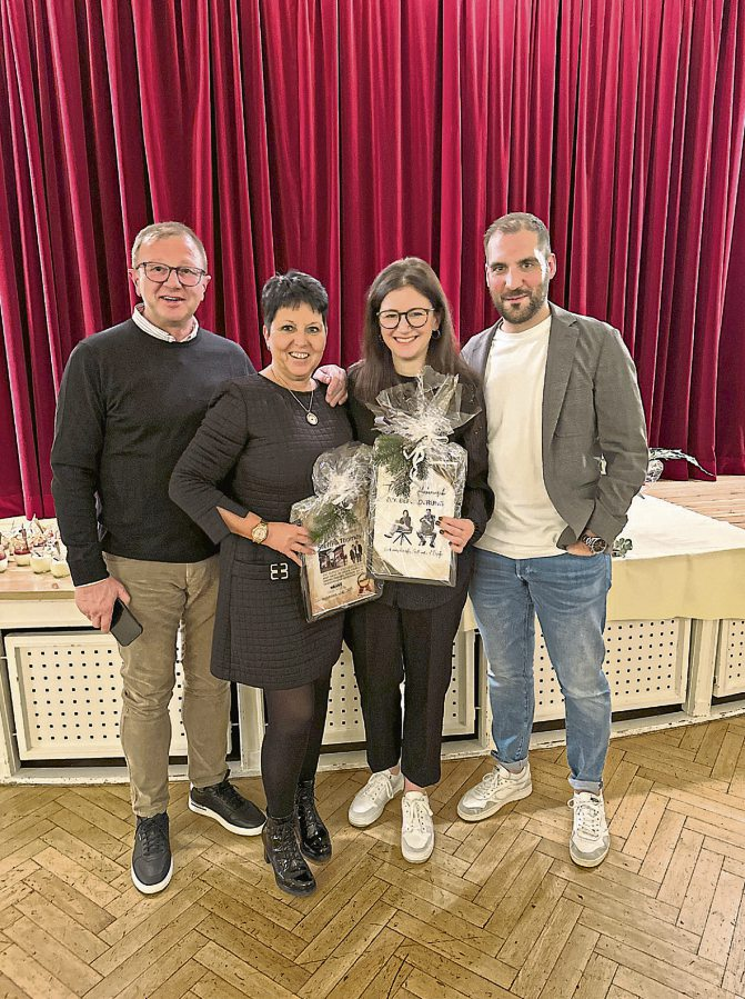 Mit Natascha und Benjamin Wierny (2. und 3. v.r.) übernahm nun die dritte Generation die Leitung des Unternehmens von Steffi und Thomas Brenner. Beide sind seit über elf Jahren im Einrichtungshaus Kranz und kennen daher bestens die Abläufe, Kunden und Teams. Sie freuen sich darauf, Bewährtes fortzuführen, aber auch neue Wege in den kommenden Jahren zu beschreiten.
