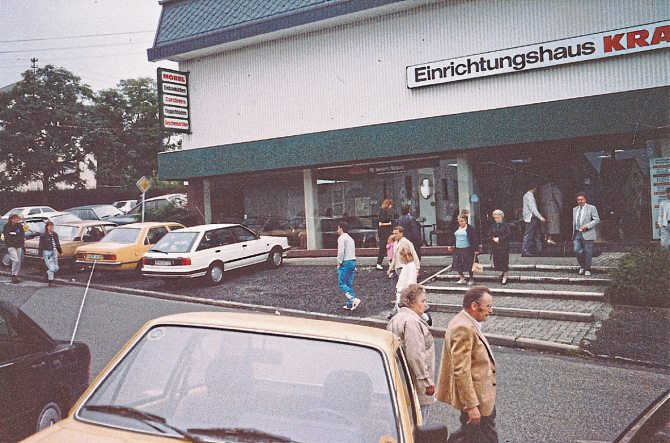Früher veranstaltete das Einrichtungshaus Kranz in Nauroth regelmäßig verkaufsoffene Sonntage. An diesen Tagen öffnete das Möbelhaus seine Türen auch außerhalb der gewohnten Geschäftszeiten und bot den Besucherinnen und Besuchern die Möglichkeit, in entspannter Atmosphäre durch die Ausstellung zu schlendern, neue Einrichtungsideen zu entdecken und besondere Angebote zu nutzen. Diese Sonntage waren über viele Jahre ein fester Bestandteil im Veranstaltungskalender und wurden von den Kundinnen und Kunden sehr geschätzt. Leider sind aufgrund der heutigen Bestimmungen verkaufsoffene Sonntage nicht mehr erlaubt.