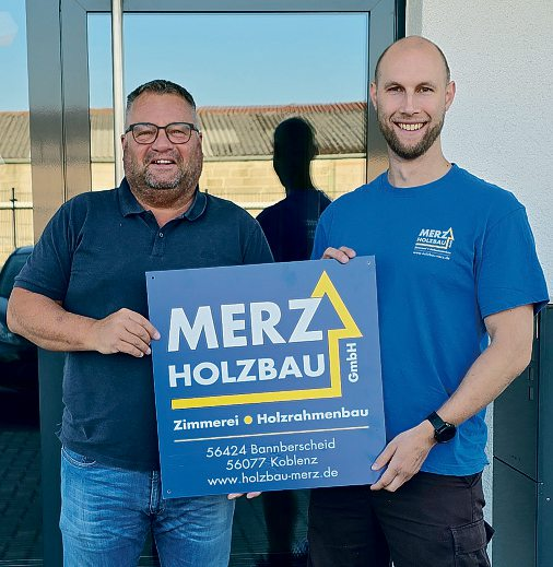 Auch Zimmerermeister Daniel Huck (r.) verfolgt entschlossen seine Ziele. Im Juni löste er nach intensiver Einarbeitung Stefan Merz (l.) in der Geschäftsführung der Holzbau Merz GmbH ab. Foto: Presse Service Merz (Michael Merz)