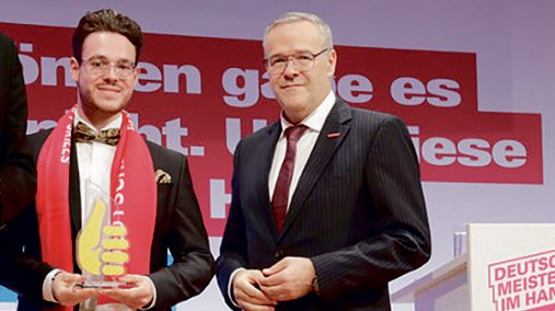Niklas Vaitl mit ZDH-Präsident Jörg Dittrich Foto: ZDH/Boris Trenkel & Peter Lorenz