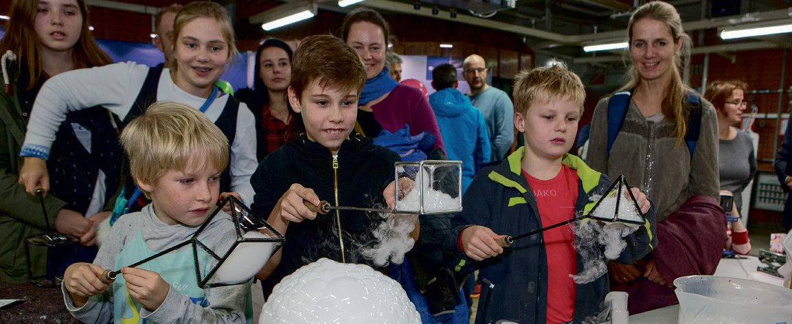 Tausende Besucher erleben bei der „Nacht der Technik“ Vorträge, Vorführungen und Mitmachaktionen.