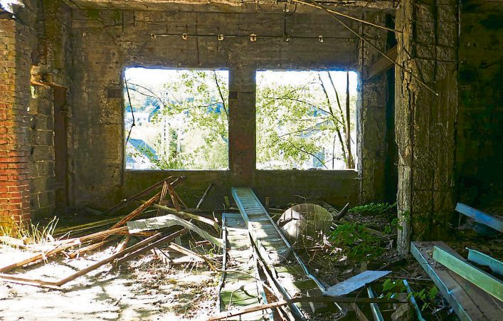 Blick in ein verfallenes Gebäude der Grube Füsseberg, in dem die Natur die Überreste der industriellen Vergangenheit langsam zurückerobert. Foto: andreas stahl/abc-hero.de