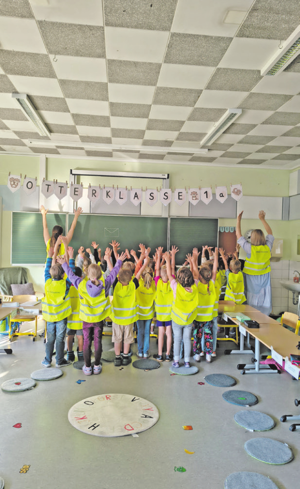 Die Erstklässler der Grundschule freuen sich über ihre neuen Sicherheitswesten Foto: Nicole Kamm