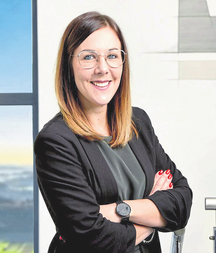 Privatkundenberaterin Anna Schend von der Raiffeisenbank MEHR eG informiert über Wege aus der Rentenlücke. Foto: Raiffeisenbank MEHR eG