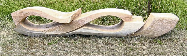 Holzskulpturen säumen den Skulpturenweg hoch über dem Gelbachtal bei Montabaur im Westerwald. Sie sind das Ergebnis von vier Bildhauersymposien 2009, 2010, 2011 und 2014. Das Bild zeigt eine Figur mit dem Titel „Horizontale Rhythmik“.
