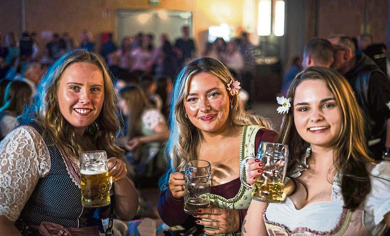 Beste Stimmung beim Veitsrodter Oktoberfest: In Dirndl und Lederhose feierten die Besucher ausgelassen mit Maßkrug und Musik der Hunsrück DJs bis spät in die Nacht. 
