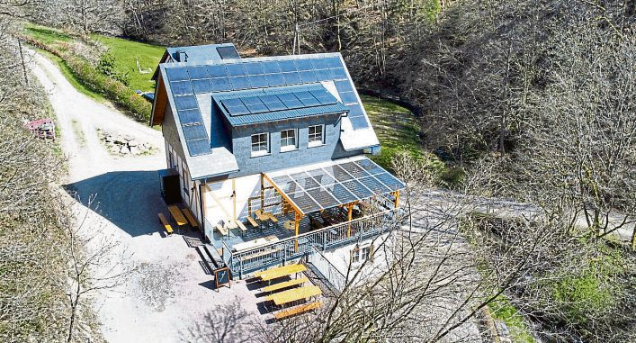 Das ehemalige Wirtschaftsgebäude der Strieders Mühle im Baybachtal wurde von Laura und Klaus Lubischer wieder aufgebaut. Am gut frequentierten Wanderwegenetz gibt es nun eine kleine Gastronomie. Im Gastraum mit überdachter Außenterrasse werden das selbst gebraute Bier und verschiedene Snacks angeboten. Im Keller ist die Biermanufaktur eingezogen. Es besteht sogar eine Verbindung nach Brasilien, wo eine Nachfahrin von Johannes Strieder (Strieders Mühle) lebt und ebenso eine Brauerei aufgebaut hat. Foto: Klaus Lubischer